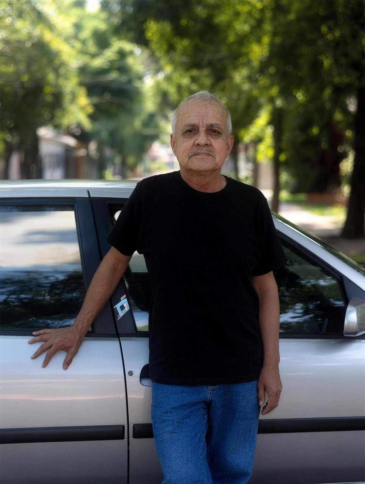 Arnaldo, o Papito, encostado em um carro